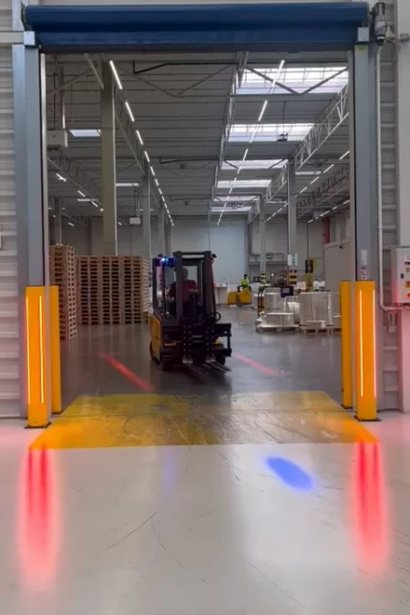 PA LED SAFETY BOLLARD WITH SENSE&WARN SYSTEM